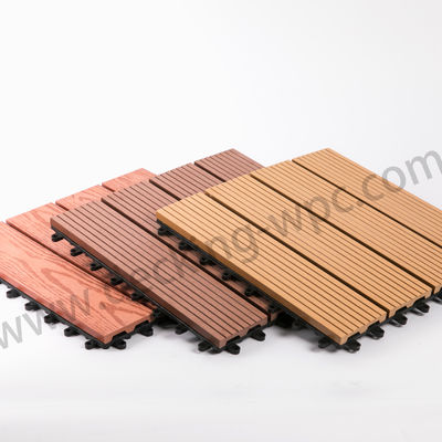 Transformieren Sie den Außenbereich Ihres Hotels mit ineinandergreifenden Holzdeckfliesen 300x300x22/25mm