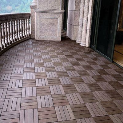 Transformieren Sie den Außenbereich Ihres Hotels mit ineinandergreifenden Holzdeckfliesen 300x300x22/25mm
