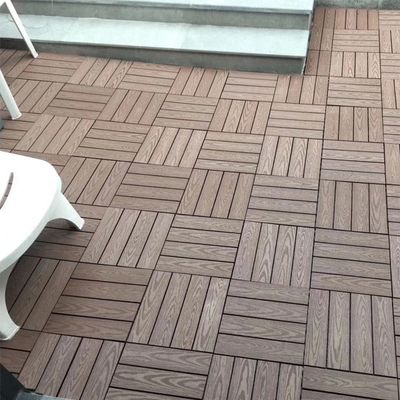 Transformieren Sie den Außenbereich Ihres Hotels mit ineinandergreifenden Holzdeckfliesen 300x300x22/25mm
