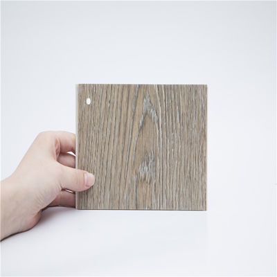 5 Umweltschonende Holzböden in Silbergrau für modernes Wohnzimmer