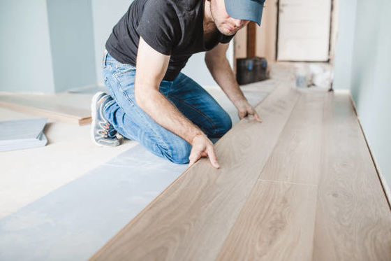 Installation von Unilin Click System SPC-Boden für schall- und wasserdichte Lösungen
