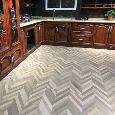 Luxus Holz-Stil SPC-Boden Naturfarbe Fischknochen Heringknochen Klicken Vinyl 4mm-8mm