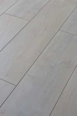 AC4 Verschleißbeständigkeit T G Laminatboden Treppe Nasenmaschine für Maschinenböden