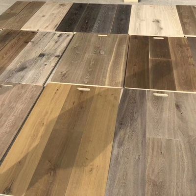 Schlafzimmer mit einem breiten Boden aus Walnuss-Deiche