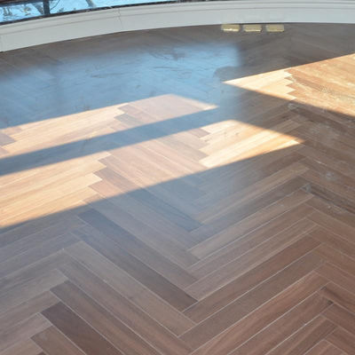 Mehrschichtiger Holzfußboden mit Eichenflutter-Gelenk