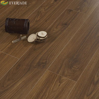 Mehrschichtiger Holzfußboden mit Eichenflutter-Gelenk