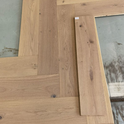 Mehrfarbige Holzfußböden für den besten geschwungenen Heringknochenmuster