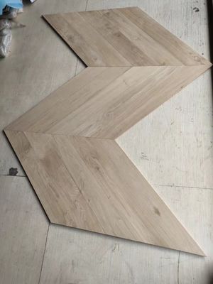 Moderne Design-Stil Hartholz Fischknochen Holz Fußbodenplatte mit gebauten Eichenholz