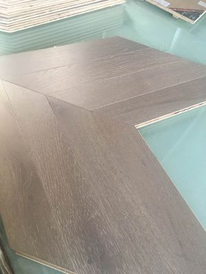 Moderne Design-Stil Hartholz Fischknochen Holz Fußbodenplatte mit gebauten Eichenholz