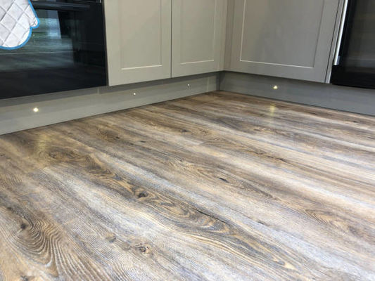 Feuerfeste Wasserdichte PVC Lvt Vinyl Klick Fußboden Luxus Vinyl Planke für Innenräume