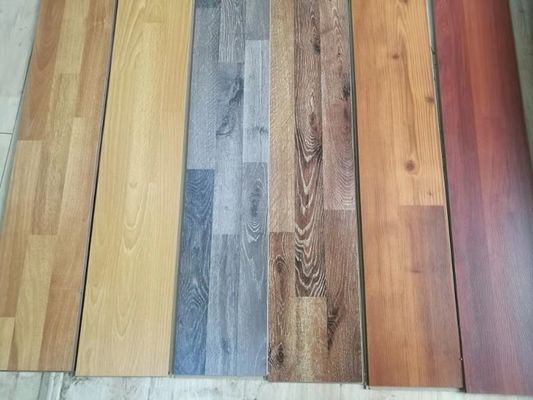 Projektlösungskapazität Holzkorn-Laminatböden für wirtschaftliche Lösungen