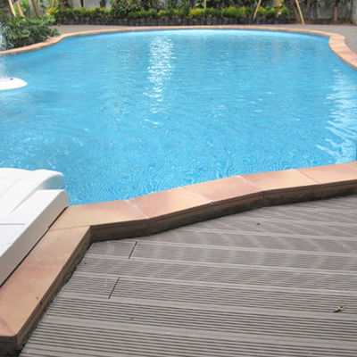 Lichtfarbige Holz-Kunststoff-Verbunddecken für langlebige Schwimmbadbodenbeläge
