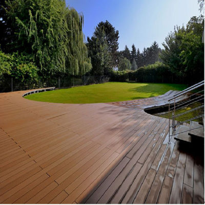 Lichtfarbige Holz-Kunststoff-Verbunddecken für langlebige Schwimmbadbodenbeläge