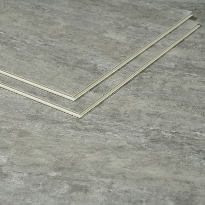 SPC-Böden im Büro-Marmor-Stil mit modernen Klickfliesen und Stein-Plastik-Texturen
