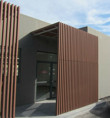 angepasste Farbe WPC-Extrusionsfluted Außenwandplatte für moderne Außenverkleidung